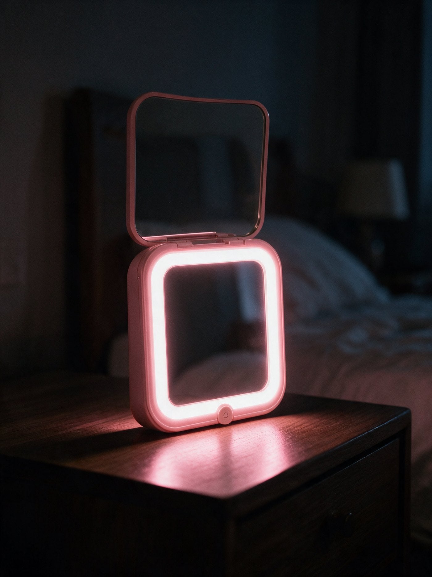 Baño con un solo foco en el techo, luz dura de noche